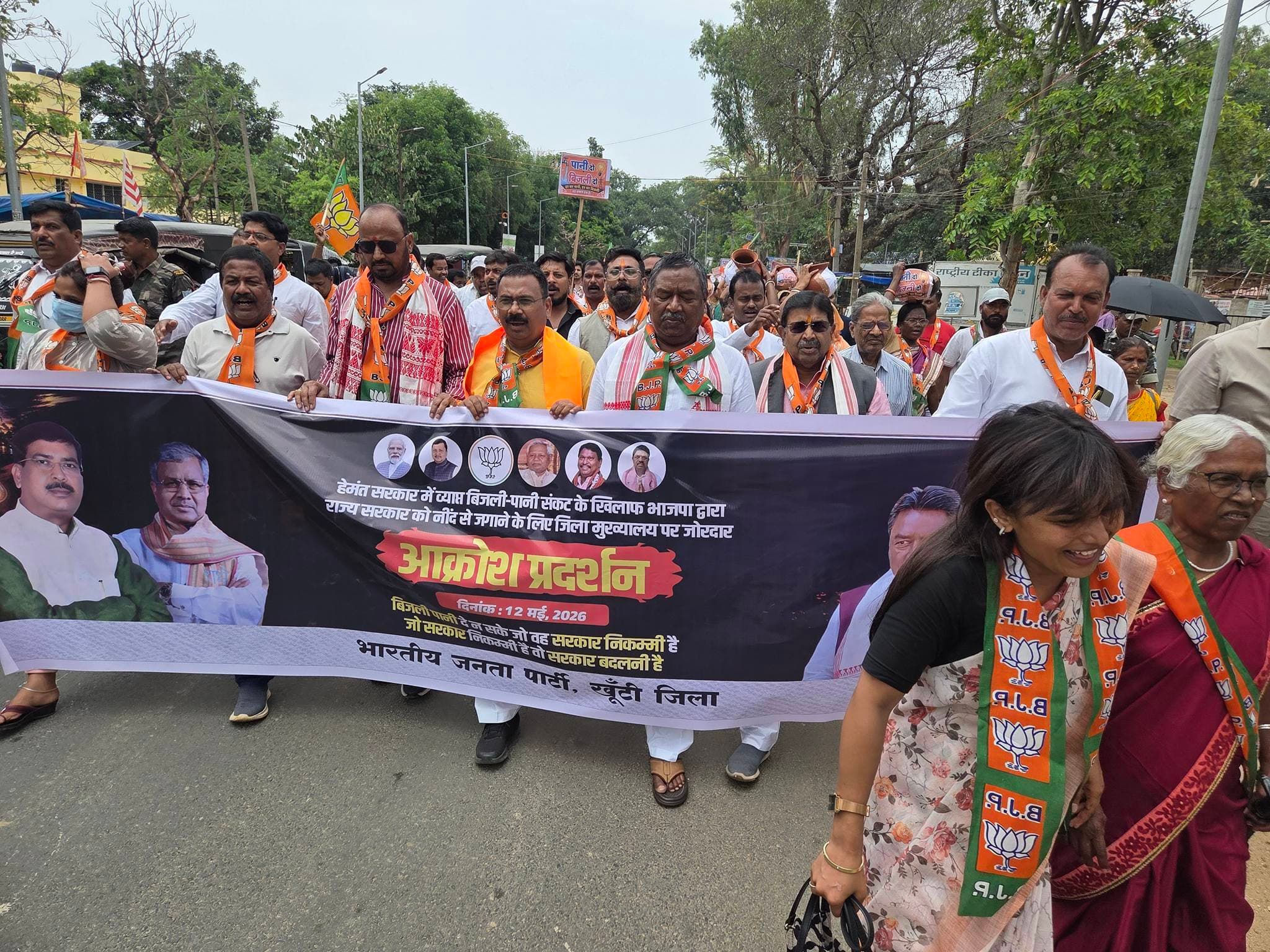 पानी-बिजली के लिए घड़ा फोड़ कर भाजपाइयों ने किया प्रदर्शन
