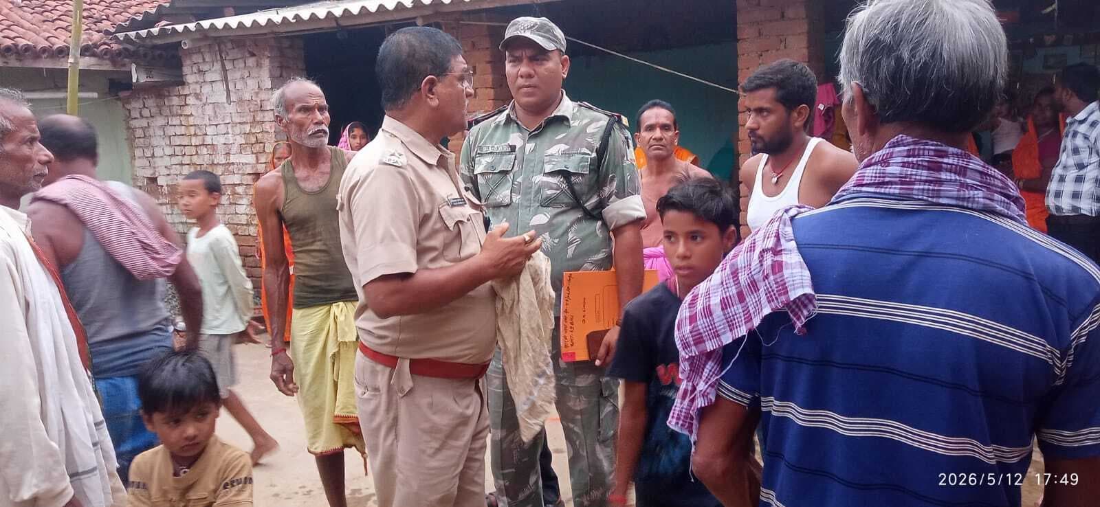 खैरखुटी गांव पहुंचे पुलिस इंस्पेक्टर, चोरी मामले की जांच