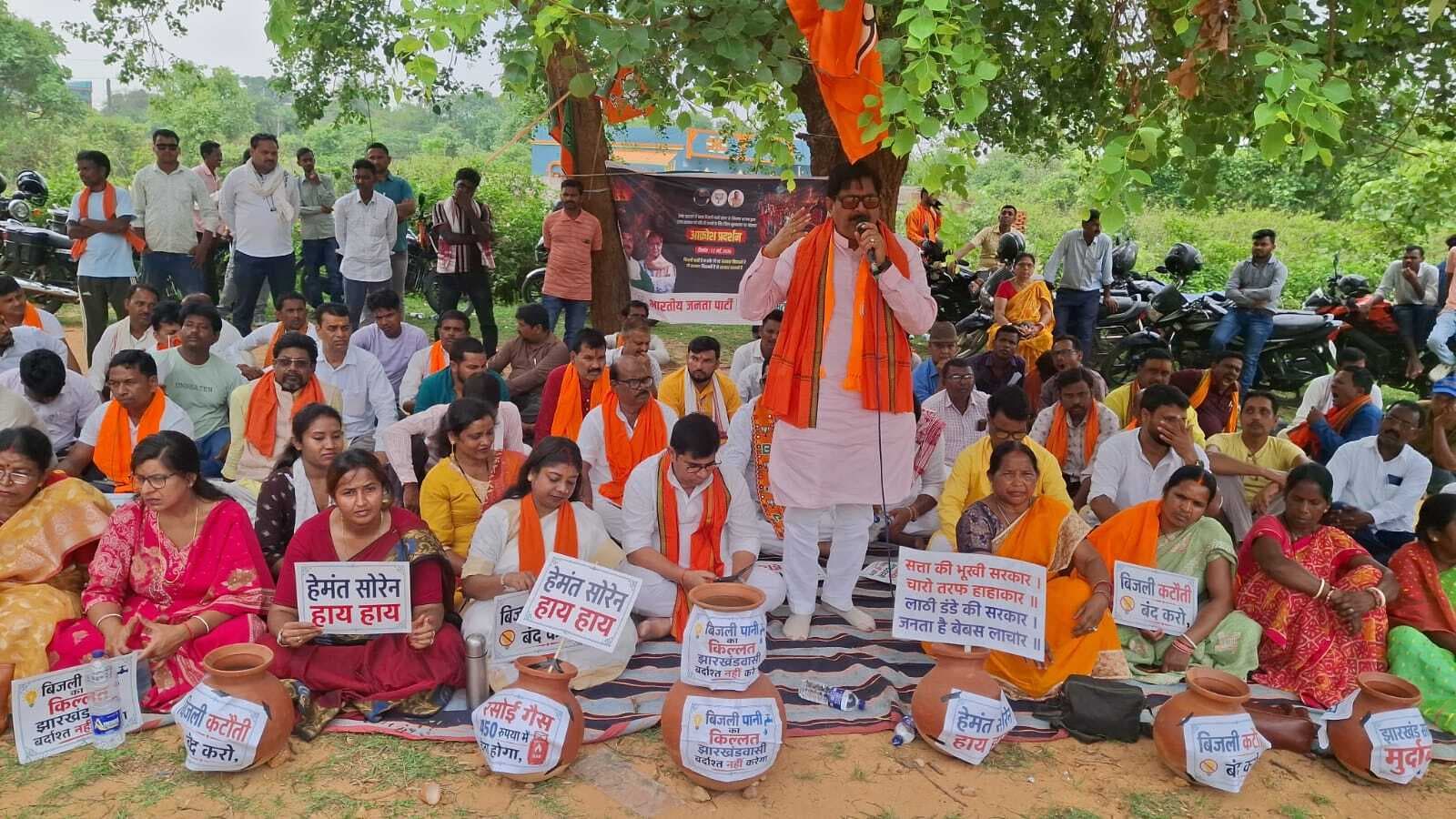 भाजपाइयों ने बिजली-पानी की किल्लत को लेकर किया प्रदर्शन