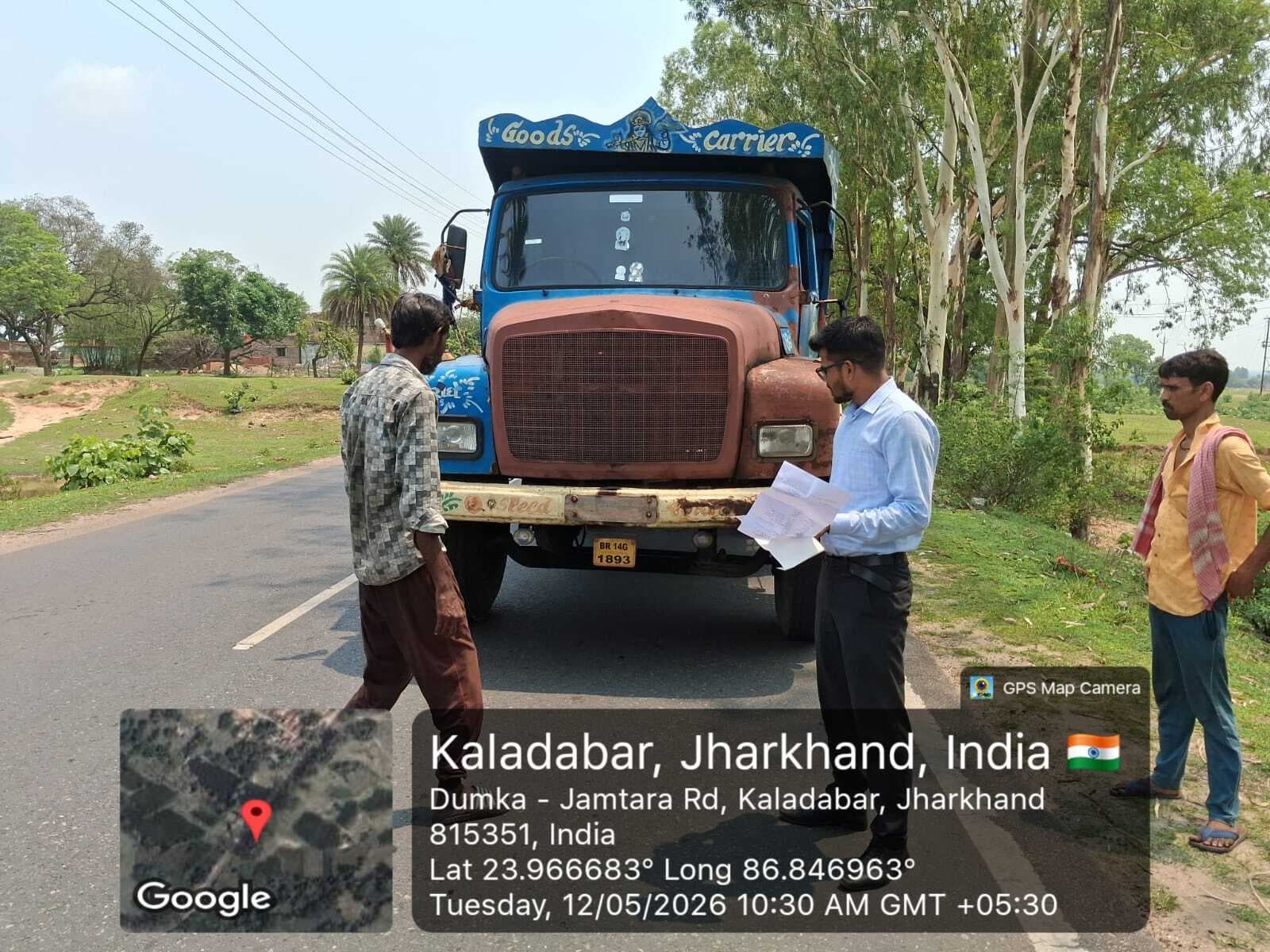 खनन निरीक्षक ने कोयला लदे डंपरों की जांच की
