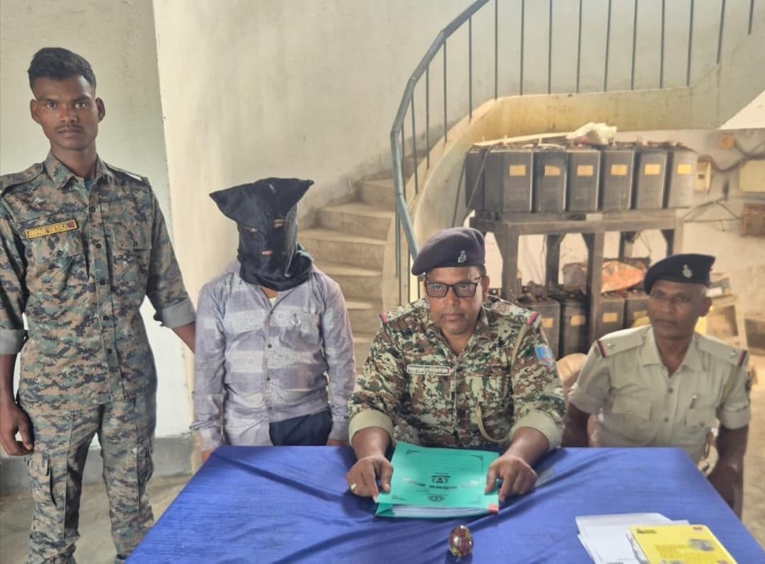 गैस दुकान की आड़ में चल रहा था नशे का कारोबार, पुलिस ने छापेमारी कर 250 ग्राम गांजा के साथ आरोपी दबोचा