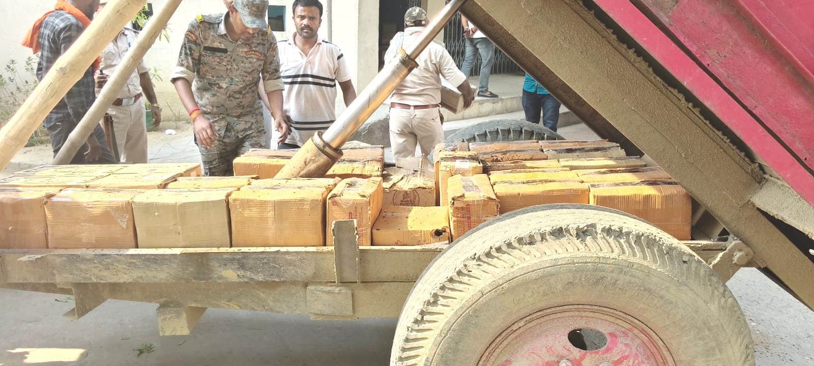 Aurangabad News : ट्रैक्टर ट्रॉली के गुप्त तहखाने से 233.5 लीटर शराब बरामद