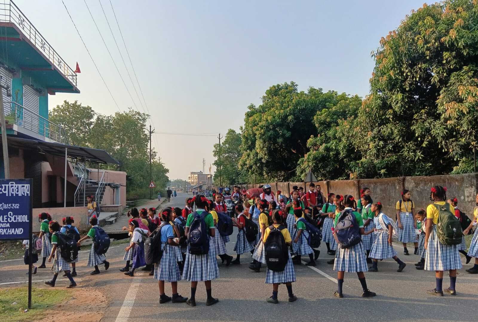 Giridih News :सुरक्षा कवच बना सीनियर छात्राएं जूनियर को पार करातीं हैं सड़क