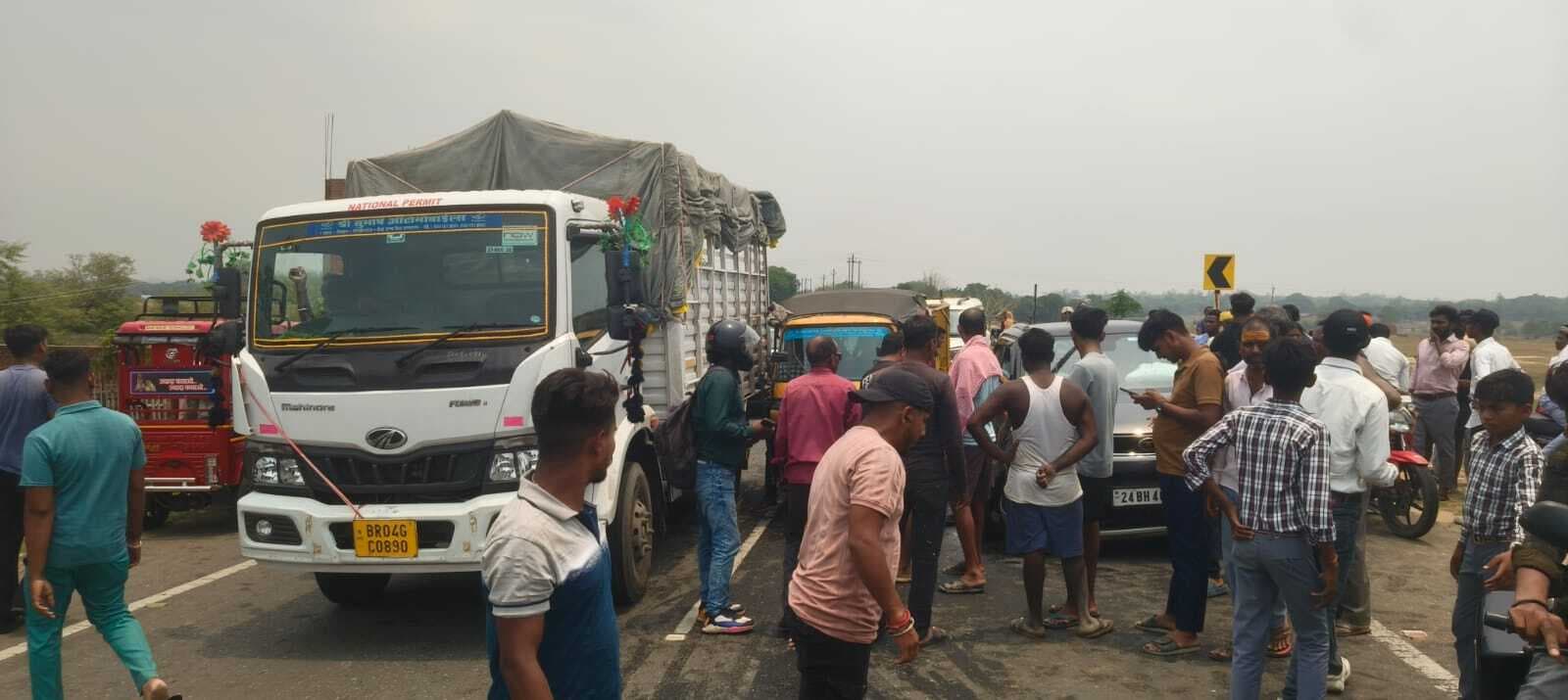 Giridih News :चार पहिया वाहन ने छात्र को कुचला, धनबाद रेफर