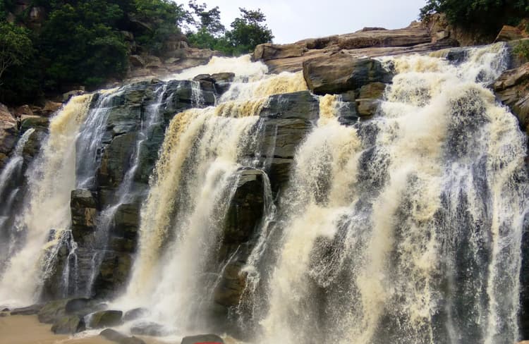 लगातार बारिश से निखरी जोन्हा फॉल की छटा