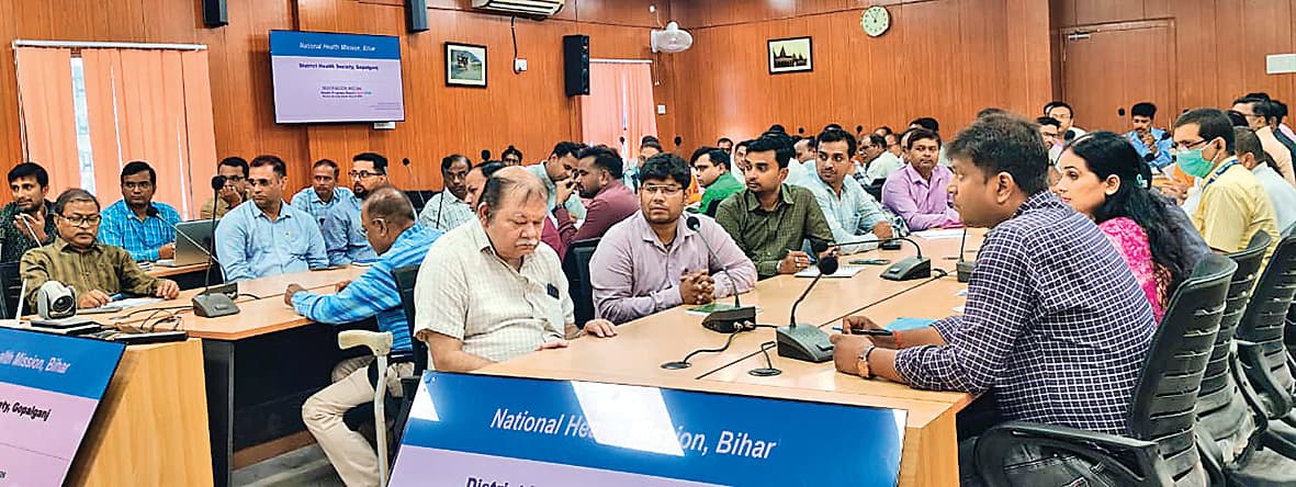 Gopalganj News : स्वास्थ्य सेवाओं में पारदर्शिता सुनिश्चित करें : डीएम