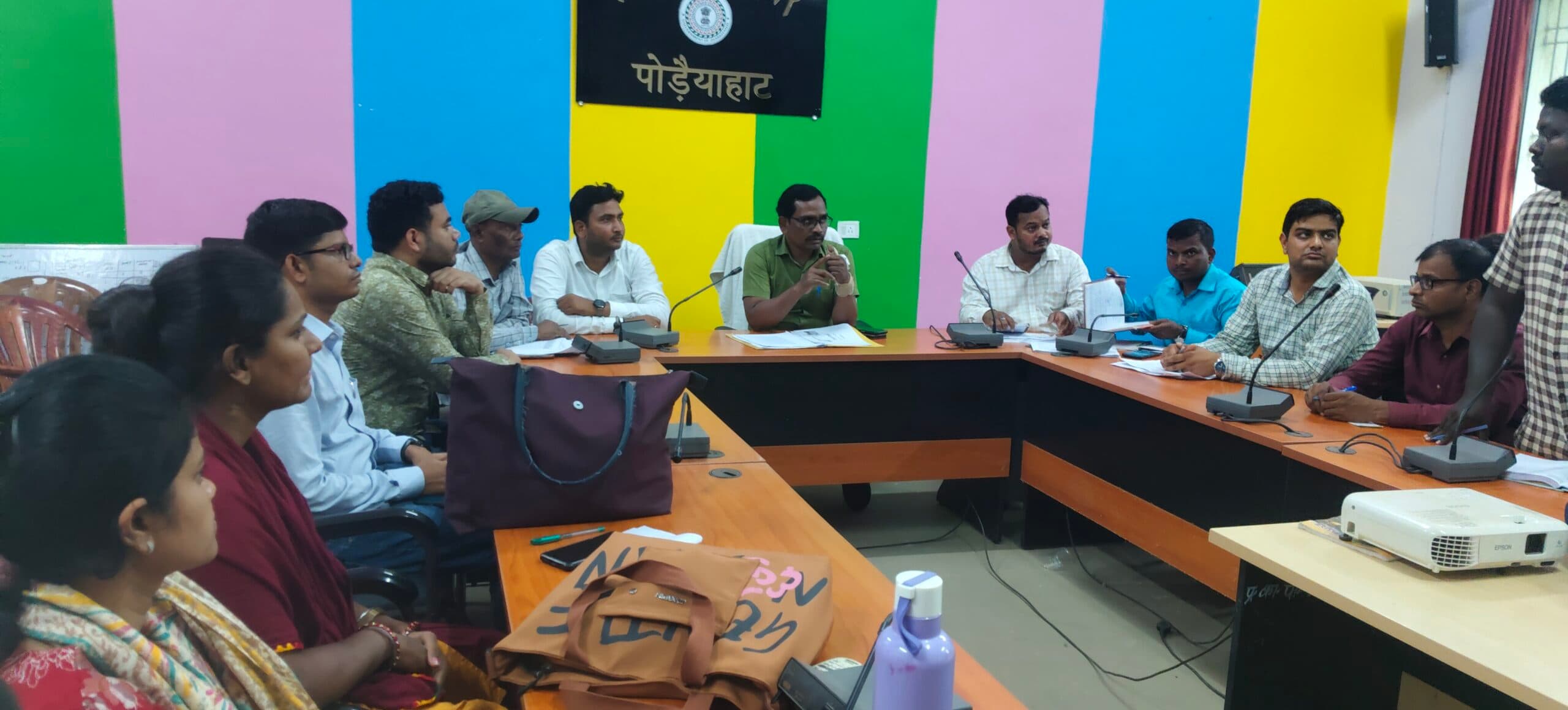 पोड़ैयाहाट में पेंशन लाभुकों के सत्यापन कार्य की समीक्षा, तीन पंचायतों की प्रगति पर नाराजगी