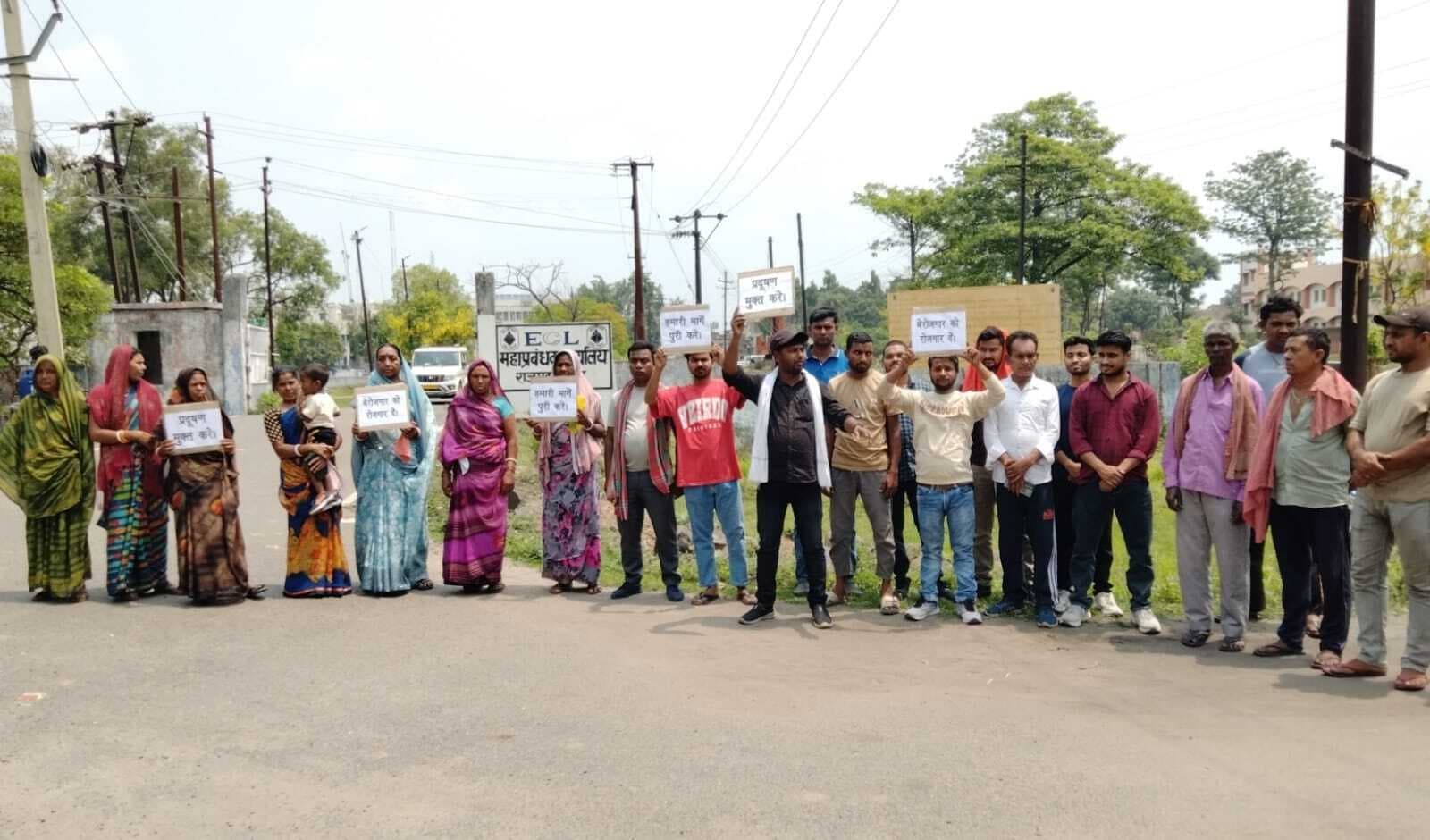 राजमहल कोल परियोजना कार्यालय के समक्ष ग्रामीणों का धरना, प्रबंधन से वार्ता का आश्वासन