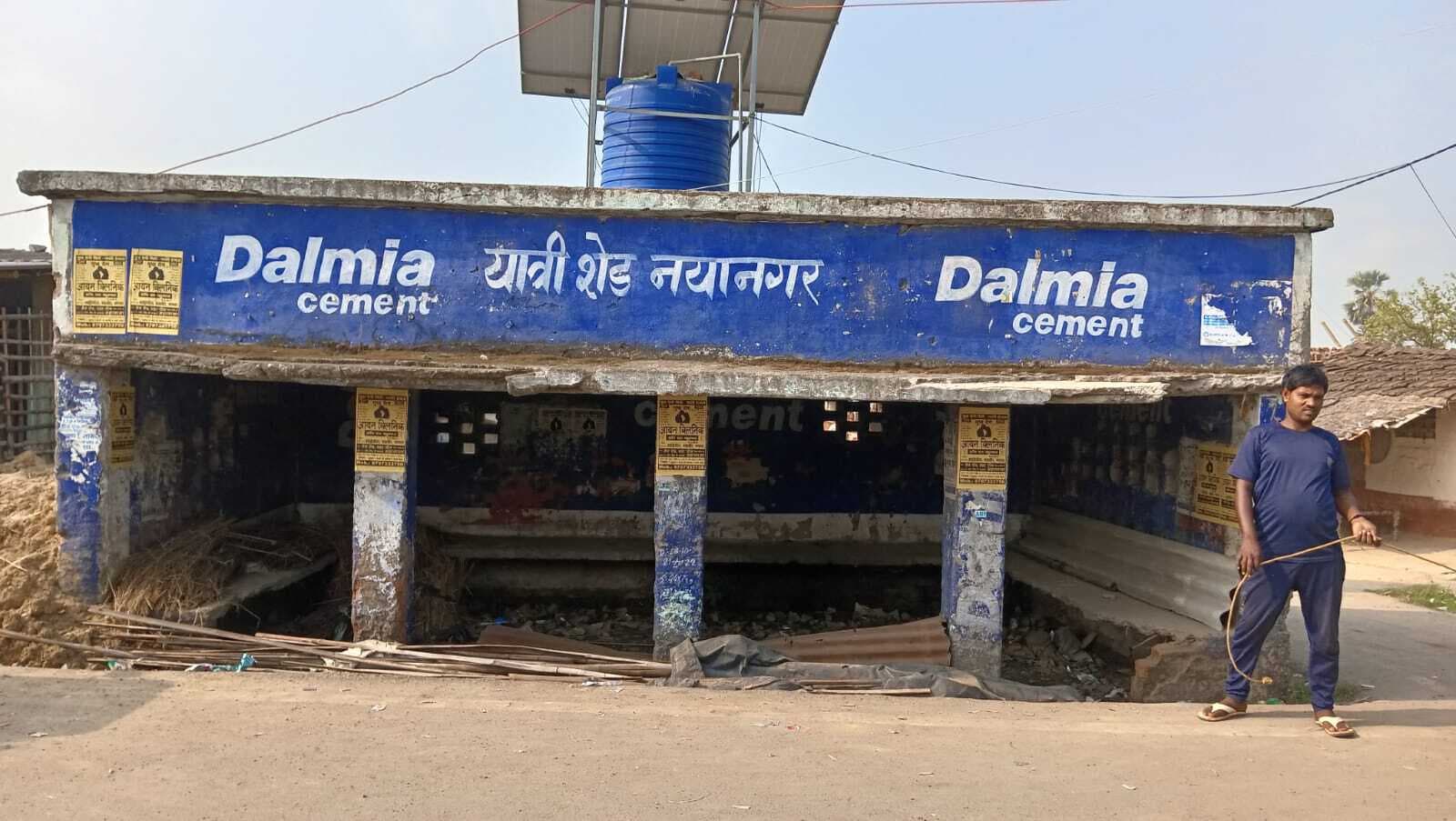 जर्जर यात्री शेड बना परेशानी का कारण, गंदगी से यात्रियों का हाल बेहाल
