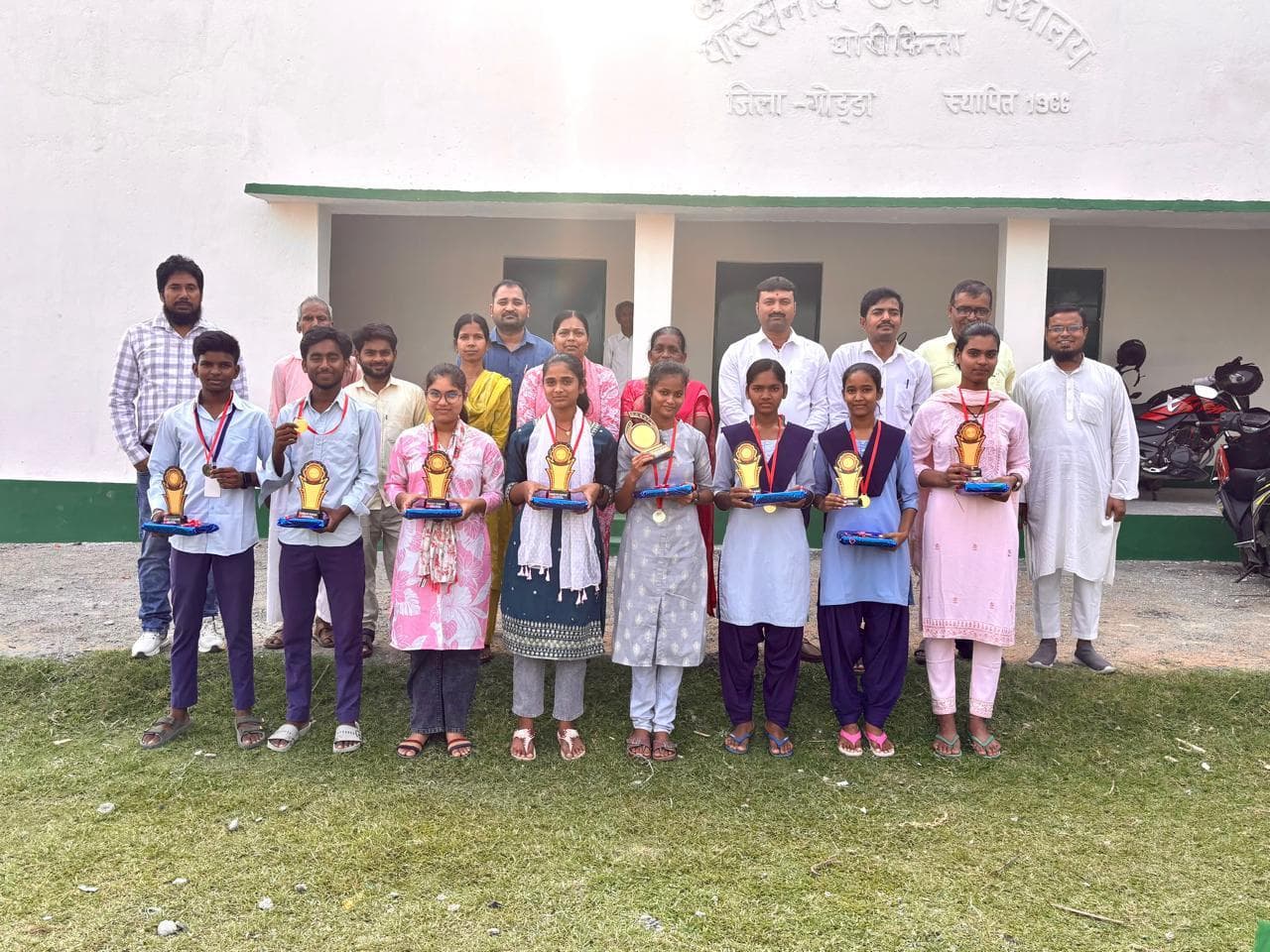 इंटर के जिला टॉप टेन छात्र छात्राओं को शिक्षक ने किया पुरस्कृत