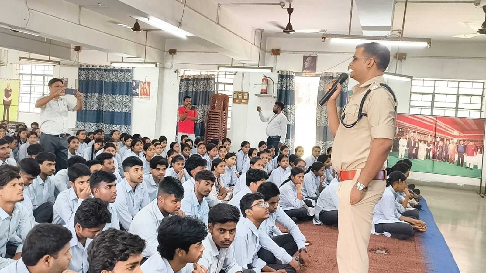 छात्रों को ट्रैफिक नियमों के पालन की दी गयी जानकारी