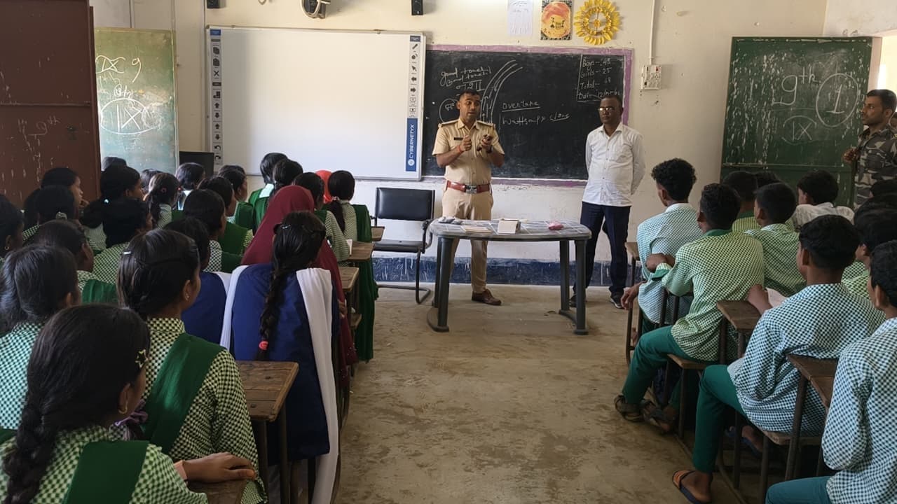 मेघी गांव में पुलिस-जन संवाद, ग्रामीणों से समस्याएं साझा करने की अपील