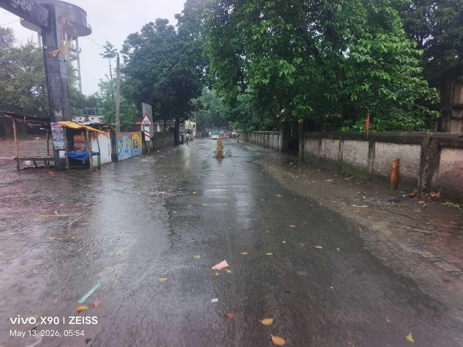 KISHANGANJ : मूसलाधार बारिश से थमी ठाकुरगंज की रफ्तार, सुबह-सुबह सड़कें दिखीं वीरान