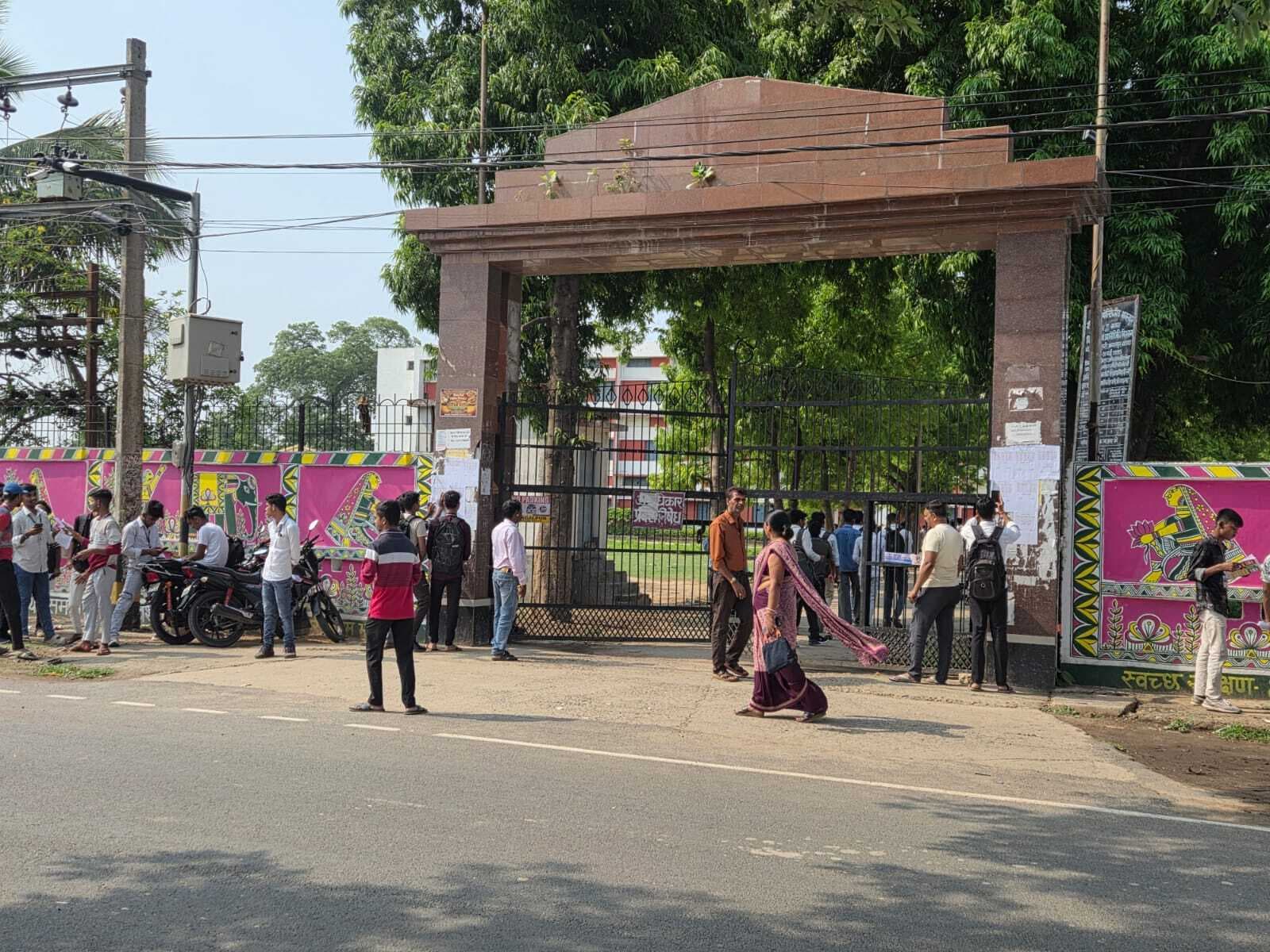Bhagalpur. राजकीय पॉलिटेक्निक में सेमेस्टर टू की परीक्षा शुरू, सुबह से ही लगी रही परीक्षार्थियों की भीड़