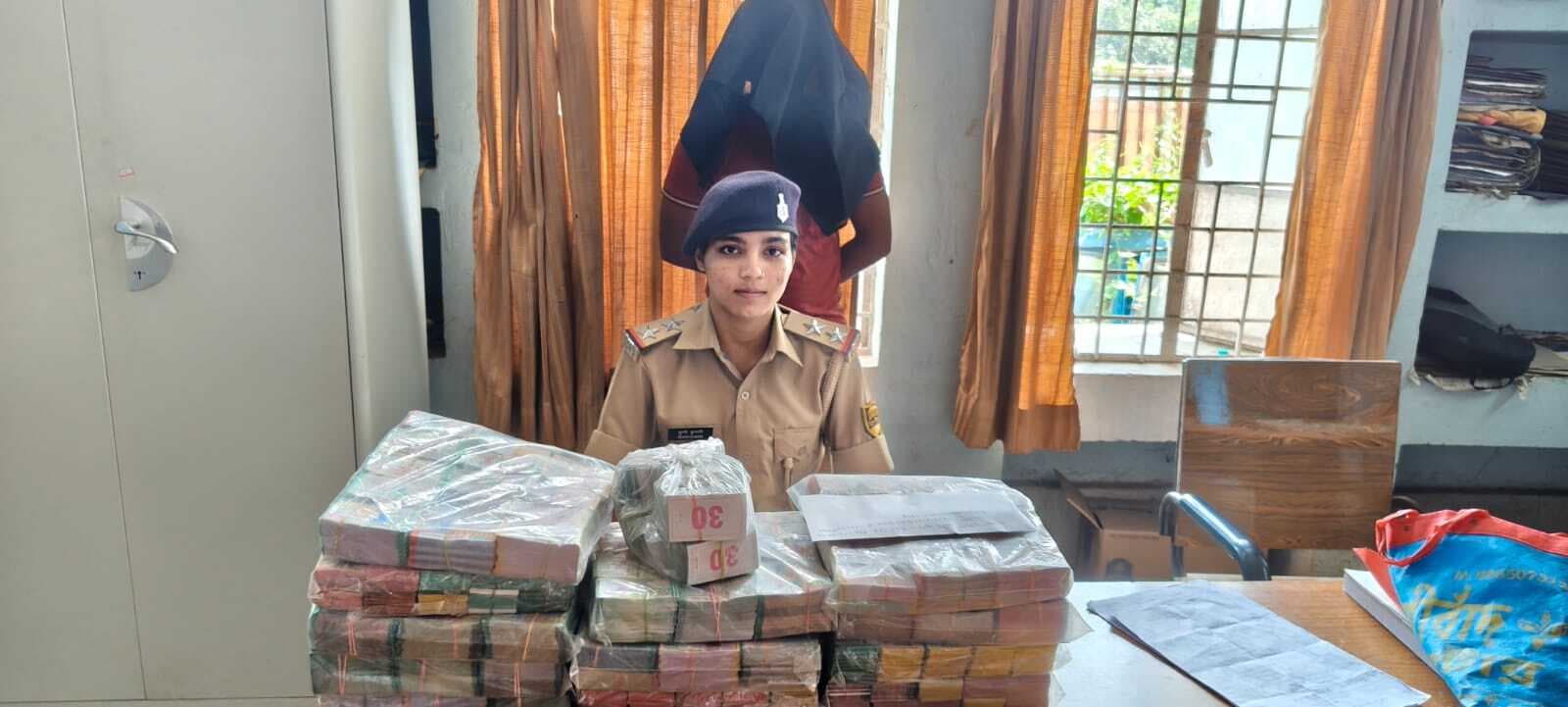 PURNIA : गुलाबबाग में अवैध लॉटरी के खेल का भंडाफोड़, एक लाख लॉटरी टिकट जब्त, एक गिरफ्तार
