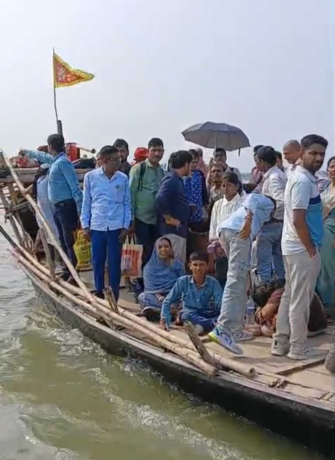 BHAGALPUR : बीच गंगा में खराब हुई नाव, दो घंटे तक फंसे रहे यात्री, एसडीआरएफ ने सुरक्षित निकाला
