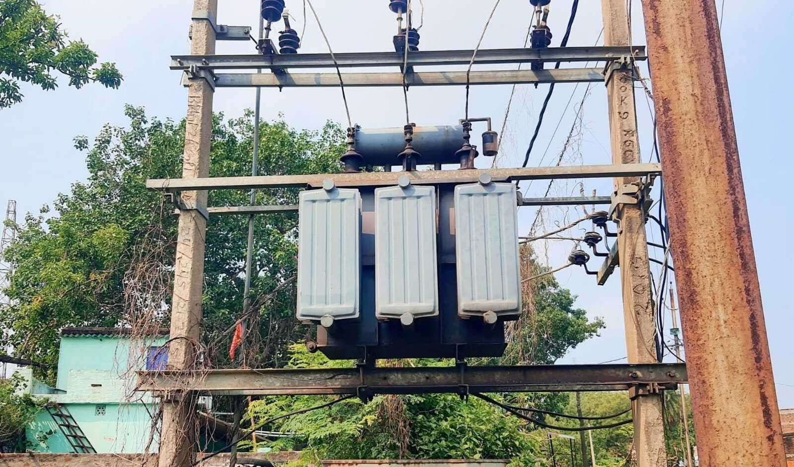 BANKA : कटोरिया थाना के समीप स्थित ट्रांसफाॅर्मर जला, बिजली संकट से लोग परेशान