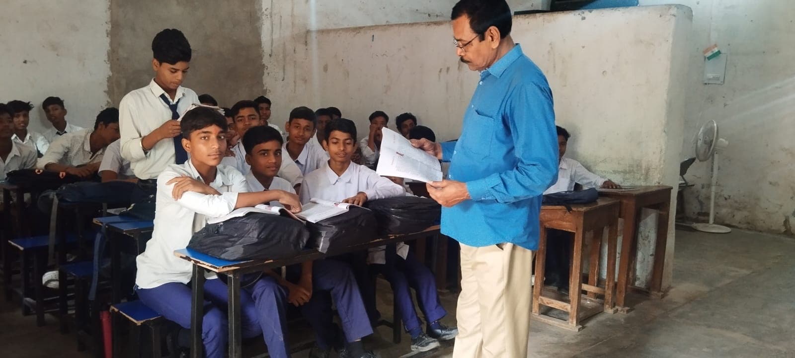 सिविल सर्जन बने शिक्षक, बच्चों को बताया टीकाकरण का महत्व