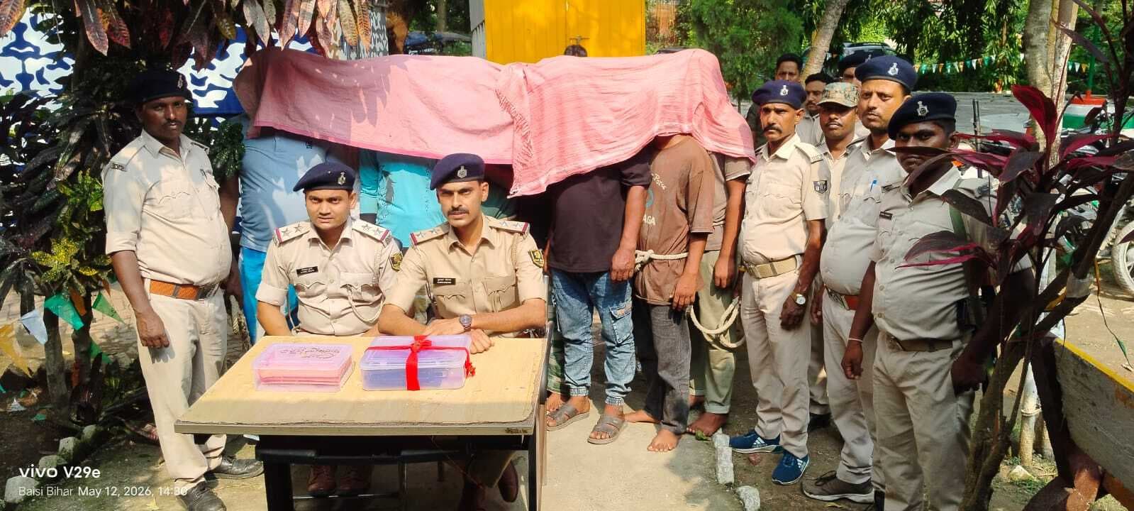 PURNIA : पूर्णिया के बायसी में तीन हथियार व 13 कारतूस के साथ आठ अपराधी गिरफ्तार