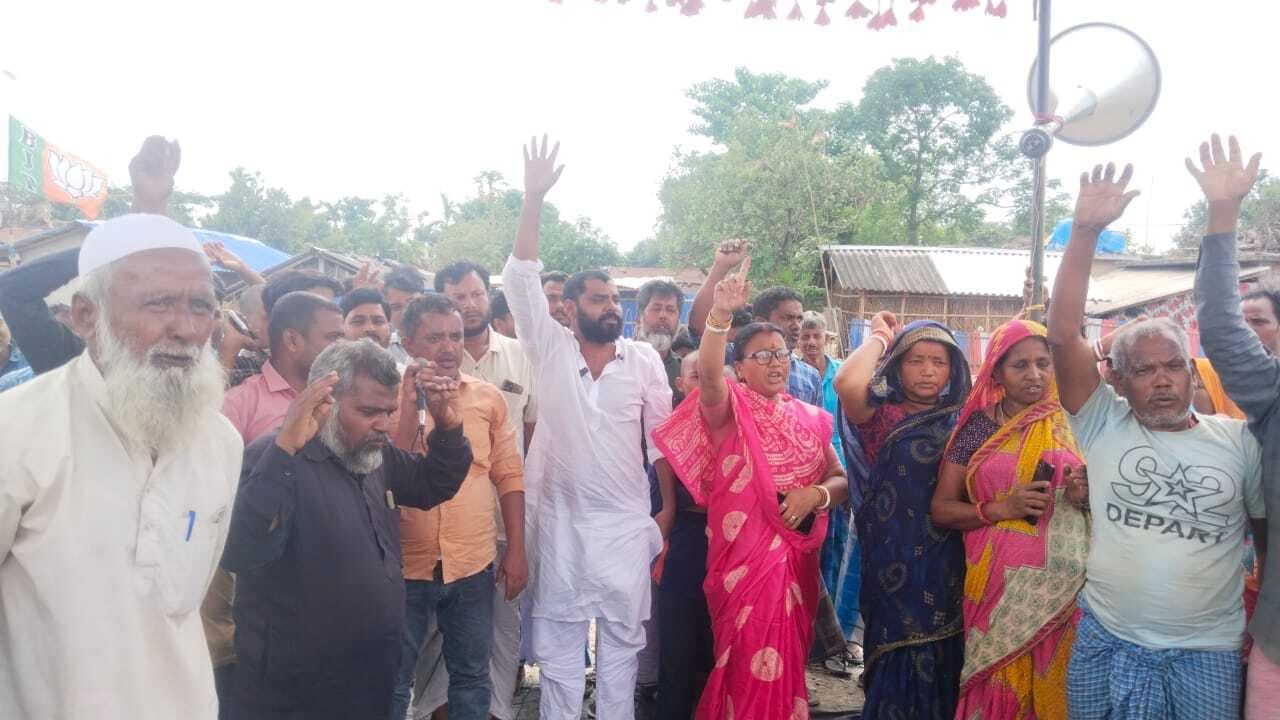 KISHANGANJ : एनएच पर अंडर पास निर्माण को लेकर ग्रामीणों ने किया धरना-प्रदर्शन