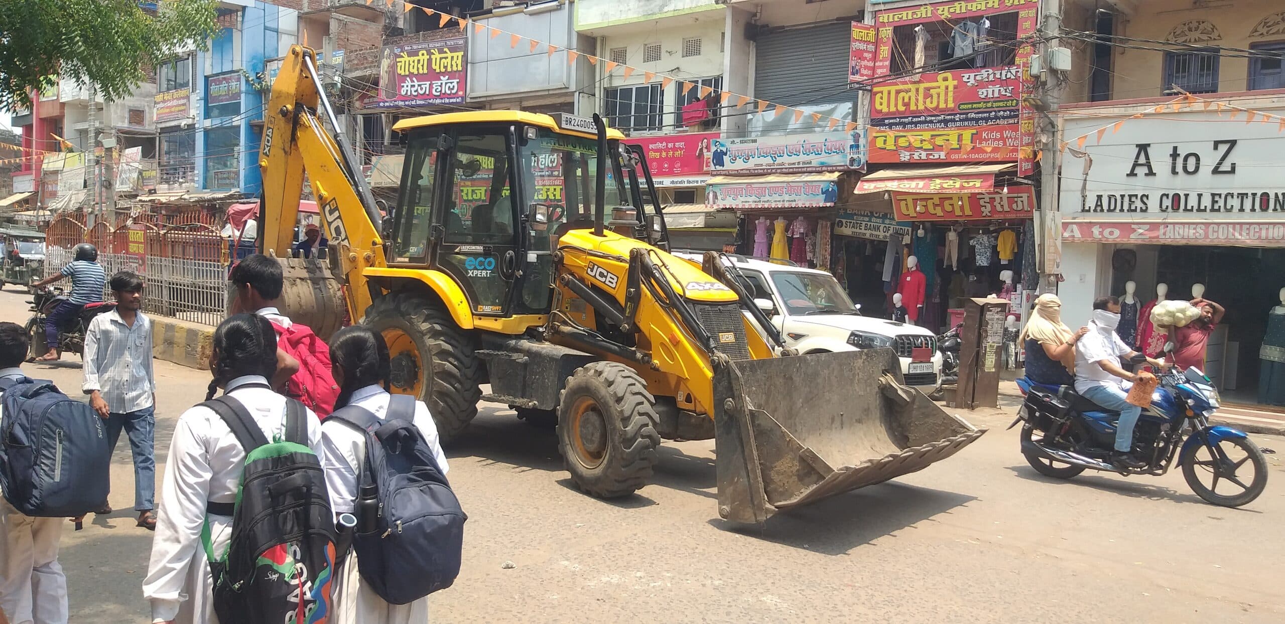 सड़क पर दुकान लगाने वालों का सामान जब्त