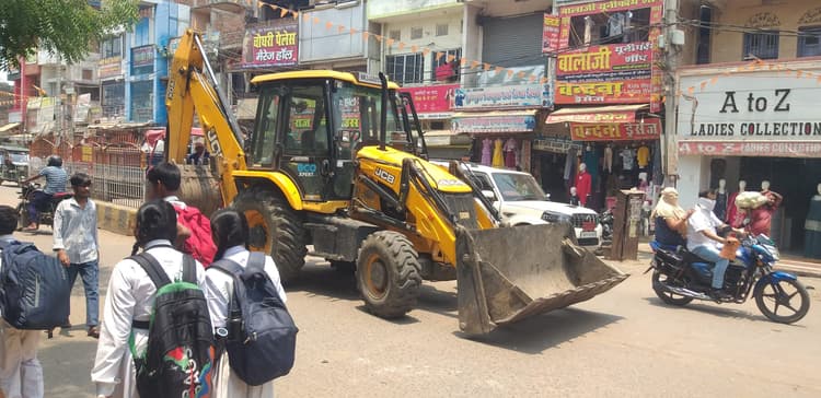 सड़क पर दुकान लगाने वालों का सामान जब्त