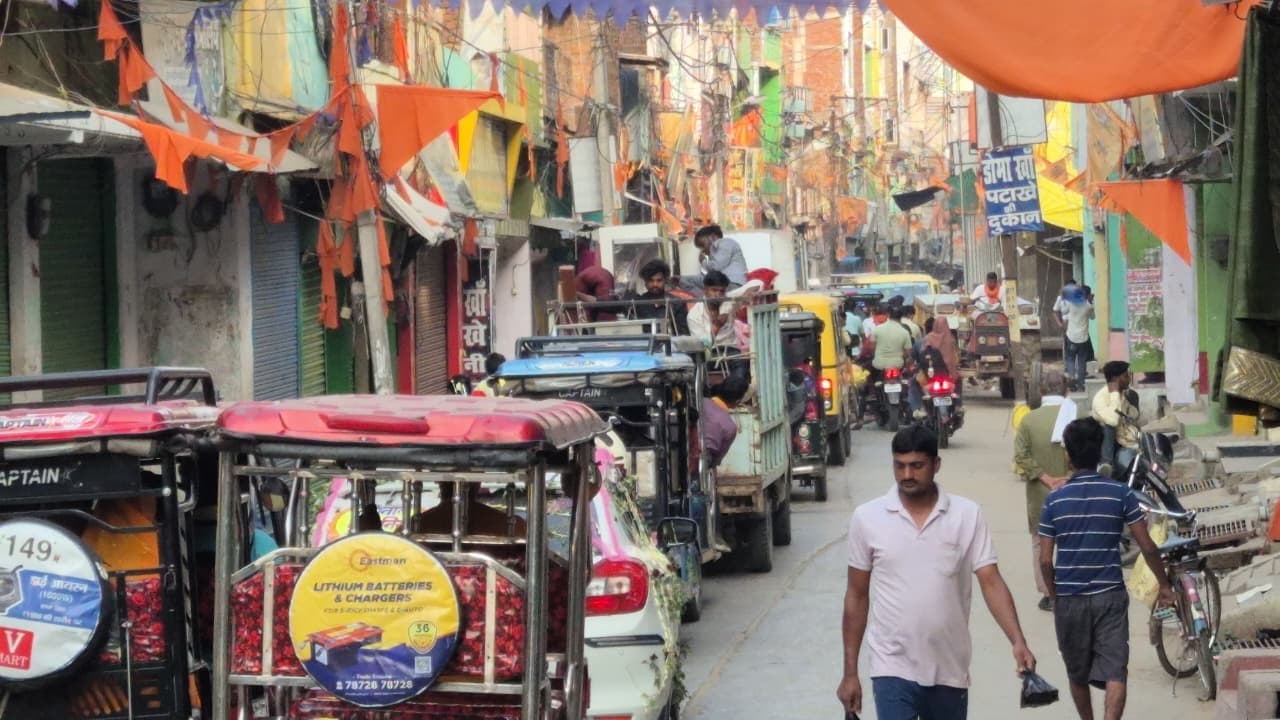 सुबह से शहर का पश्चिम बाजार रहा जाम, फंसे स्कूली बच्चे