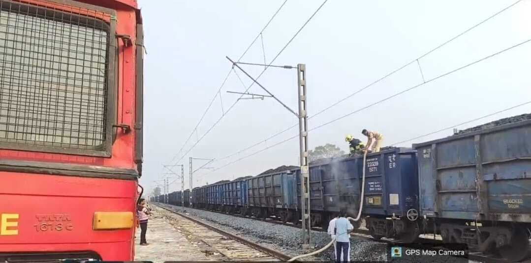 कोयला लदी मालगाड़ी में आग, समय रहते टला बड़ा हादसा