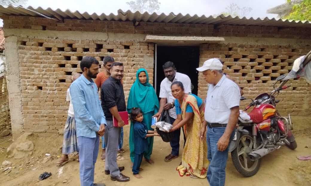कालाजार मरीज को मुखिया ने दिया पोषण आहार