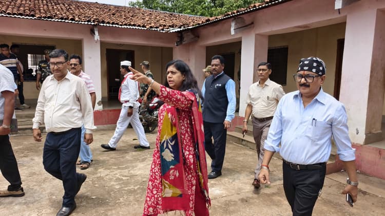 डीसी ने आदिम जनजातीय आवासीय उवि का लिया जायजा