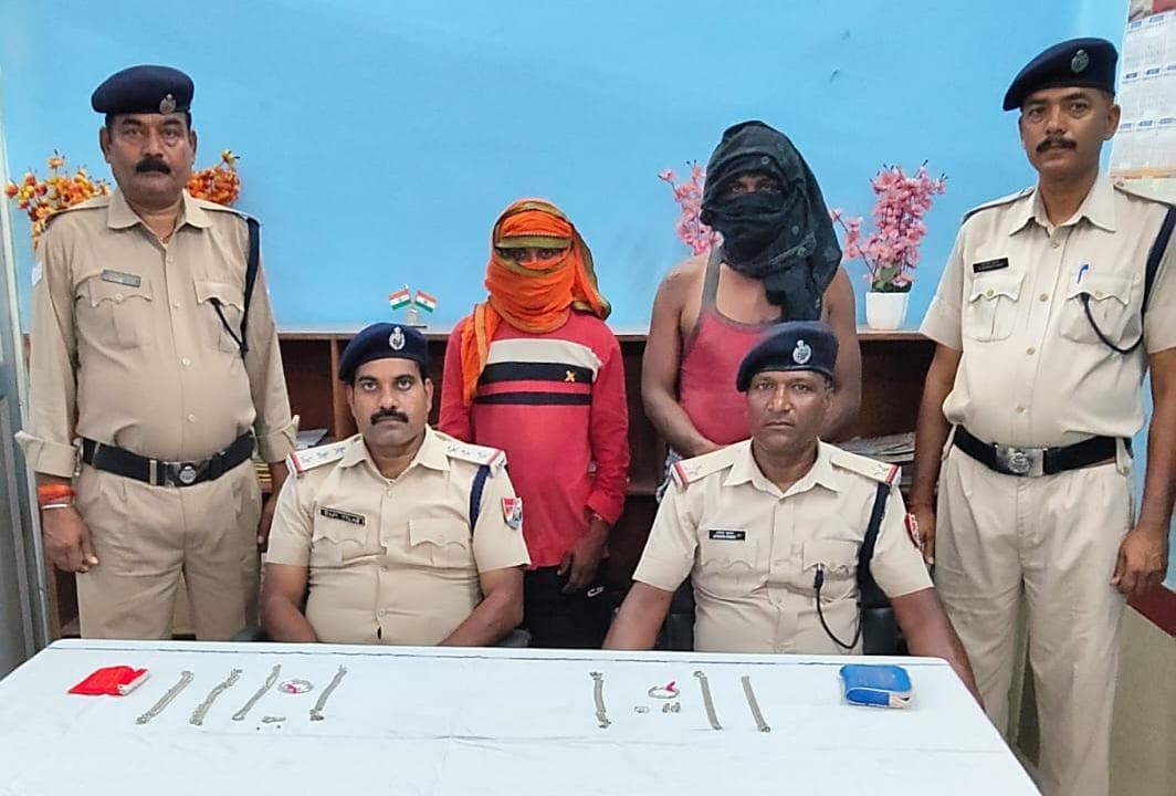 सोने-चांदी के आभूषण के साथ दो चोर गिरफ्तार
