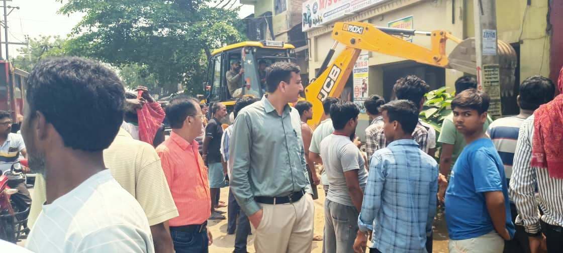 असरगंज में सड़क किनारे अवैध कब्जों पर चला प्रशासन का बुलडोजर