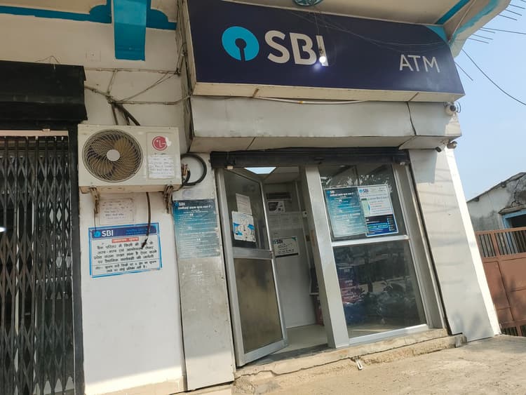 दो दिनों से ठप पड़ा एसबीआई का एटीएम व लिंक सिस्टम,  ग्राहक परेशान