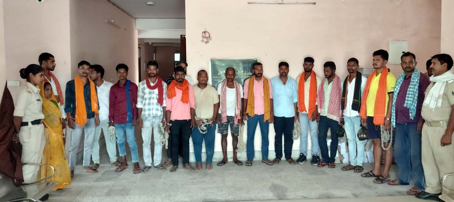 लखीसराय में शराबबंदी पर पुलिस सख्त, एक दिन में 17 गिरफ्तार, दो लीटर देसी शराब बरामद