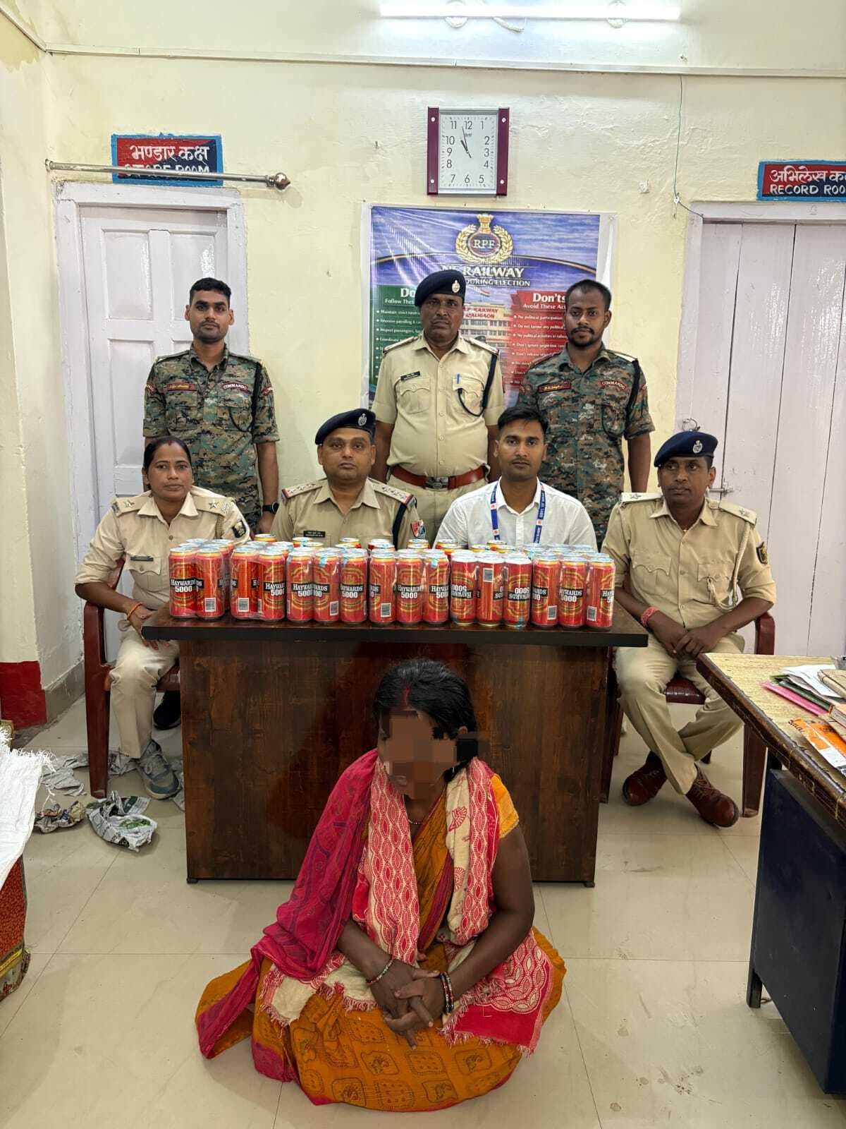 बारसोई स्टेशन पर 55 लीटर शराब के साथ दो महिला तस्कर गिरफ्तार