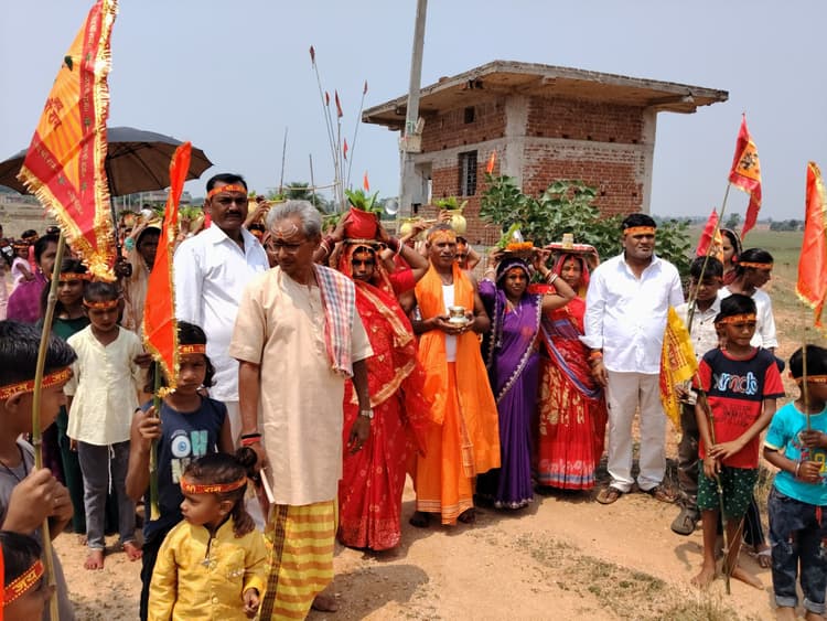 देवीपुर  : प्राण-प्रतिष्ठा को लेकर निकली कलश यात्रा