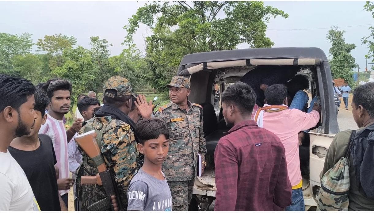 सड़क दुर्घटना में घायल को पुलिस ने पहुंचाया अस्पताल