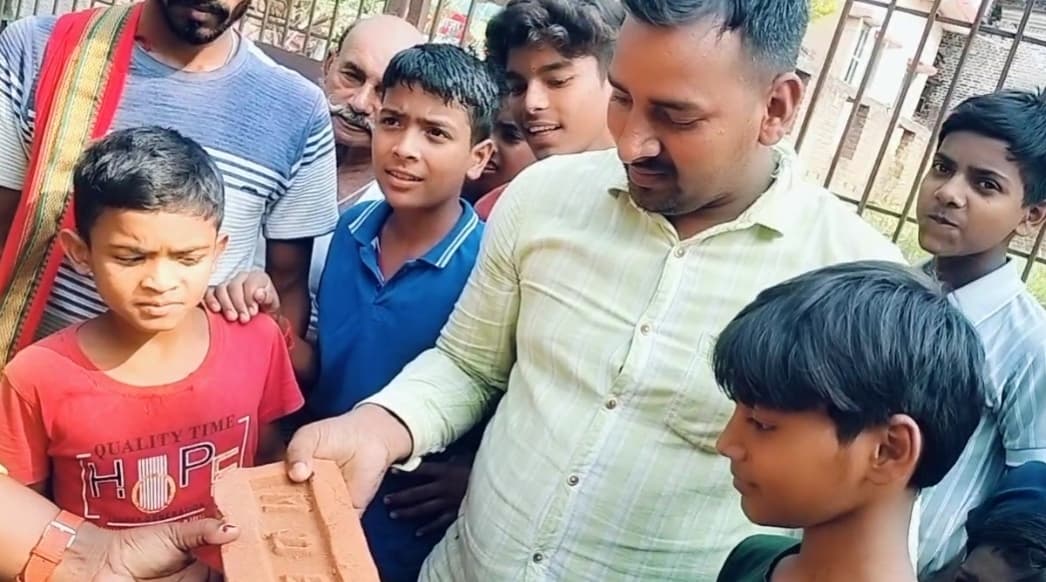 ऑनलाइन मंगाया इनवर्टर, कार्टन से निकली चार ईंट