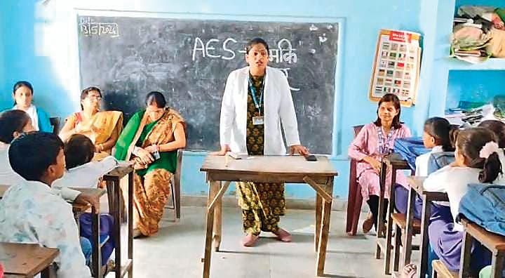 Gopalganj News : विद्यालय में बच्चों को चमकी बुखार से बचाव की दी गयी जानकारी