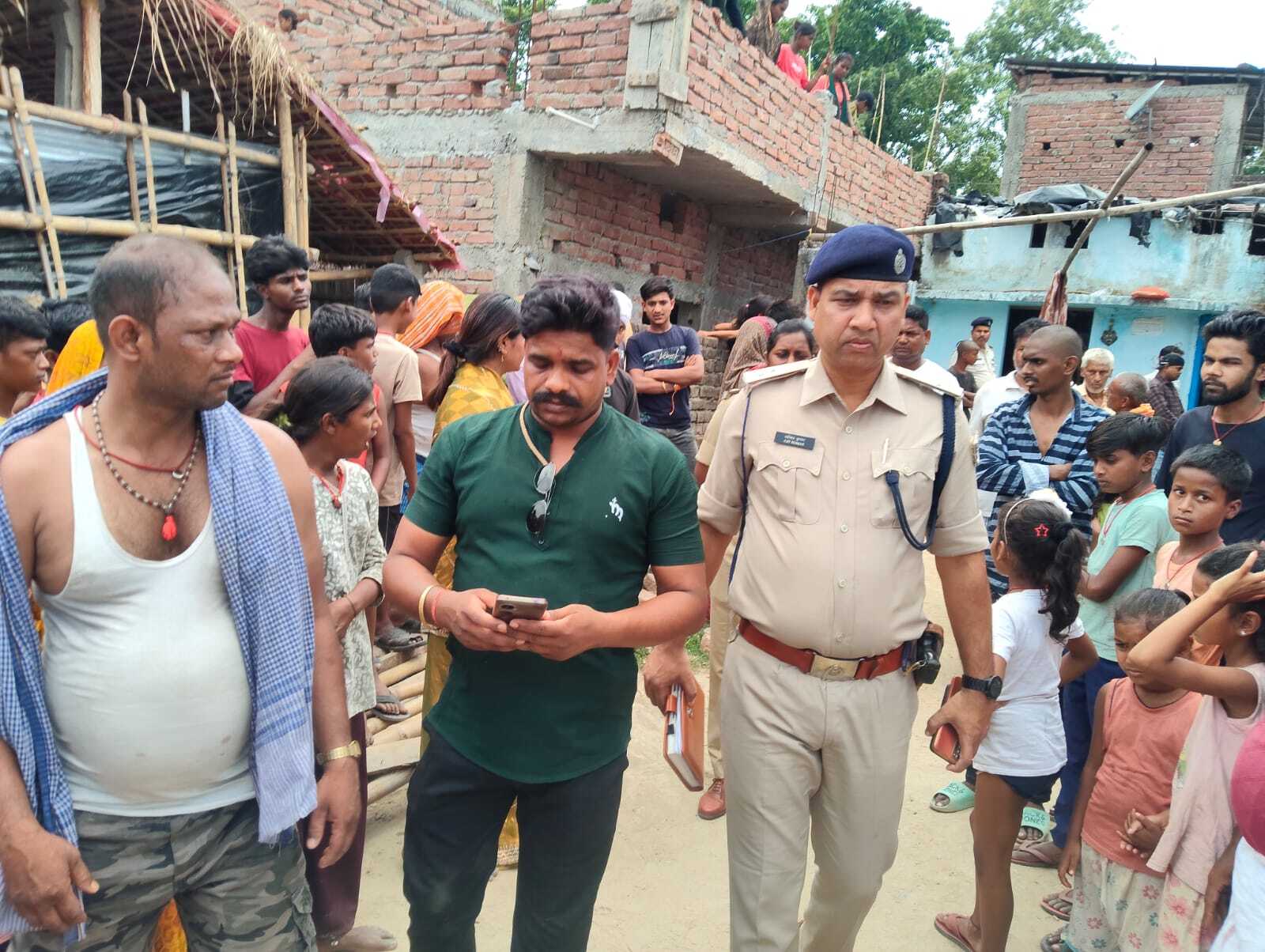 पिता की मौत के बाद बेटे का सनकीपन, धारदार हथियार से हमला कर छह लोगों को किया घायल