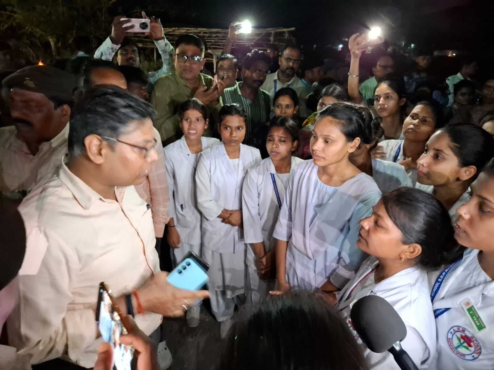 ट्यूटर पर प्रताड़ना का आरोप लगाकर एएनएम की छात्राएं सड़क पर उतरीं