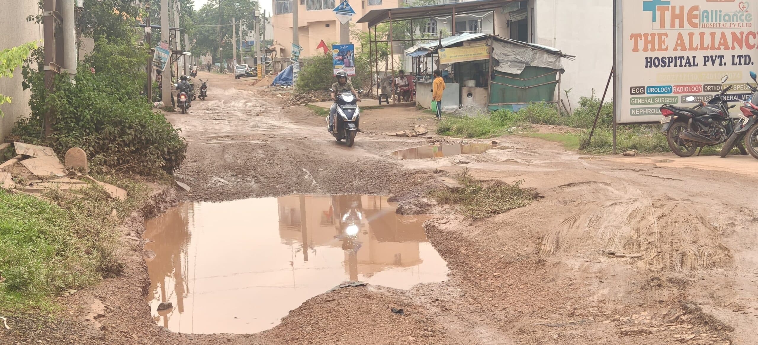 डेढ़ साल बाद भी शुरू नहीं हुआ सड़क निर्माण, गड्ढों से परेशानी
