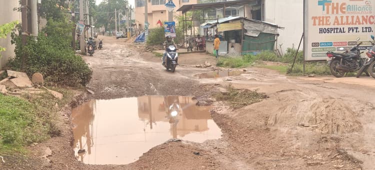 डेढ़ साल बाद भी शुरू नहीं हुआ सड़क निर्माण, गड्ढों से परेशानी