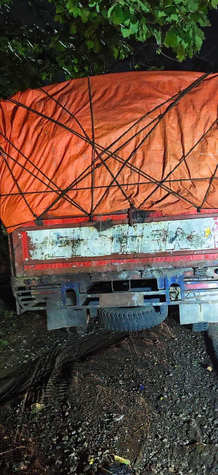 हड्डी लदा ट्रक जब्त, चालक व तीन तस्कर गिरफ्तार
