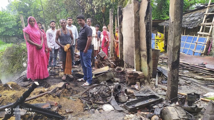 आग से चार घर जले, आठ मवेशियों की झुलसने से मौत