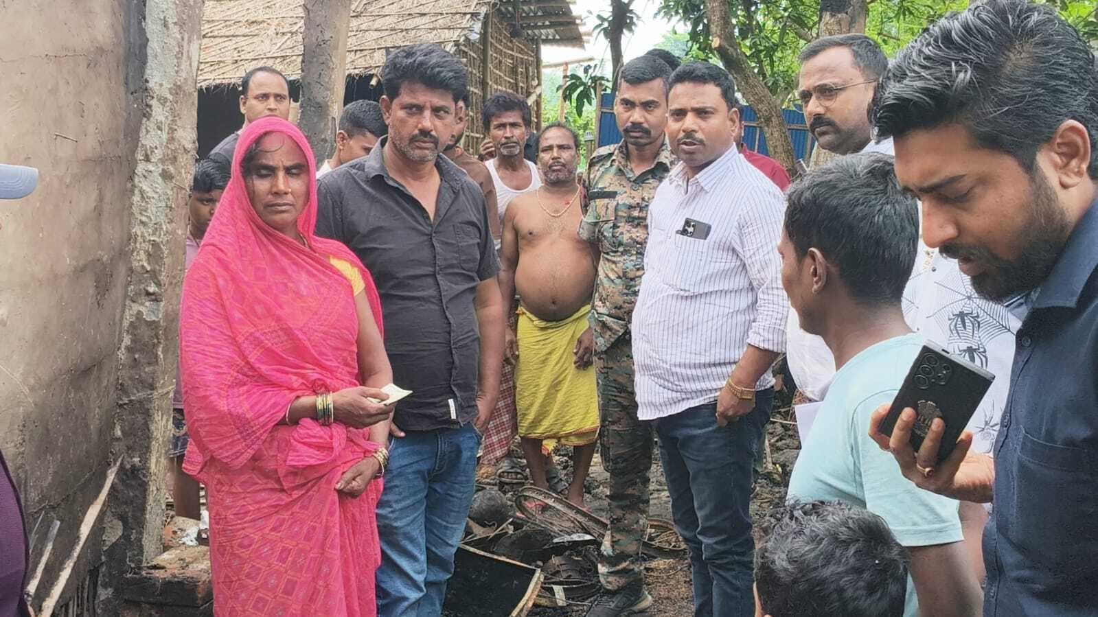 अग्निपीड़ित परिवारों को विधायक ने बंधाया ढांढस