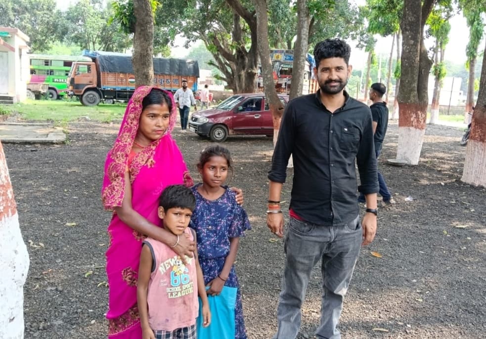 बिछड़े मासूम बच्चे को पुलिस ने मां को किया सुपुर्द