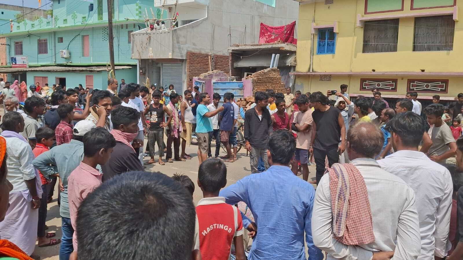 Bhagalpur : अनियंत्रित हाइवा की चपेट में आने से शिक्षिका की मौत, पति घायल
