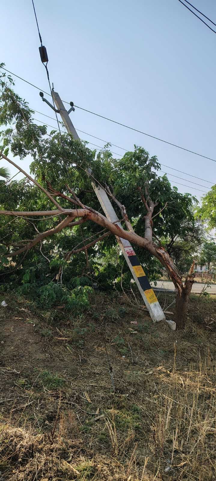 कुदरा में आंधी से बिजली व यातायात ठप, पेयजल संकट गहराया