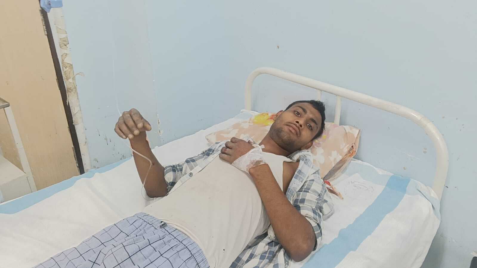 Gopalganj News : सिधवलिया में खेत में घास काटने के दौरान युवक को सांप ने डसा